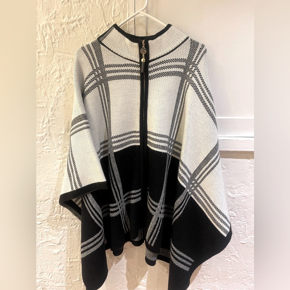 Anne Klein - black and white plaid cape jacket. Size Large